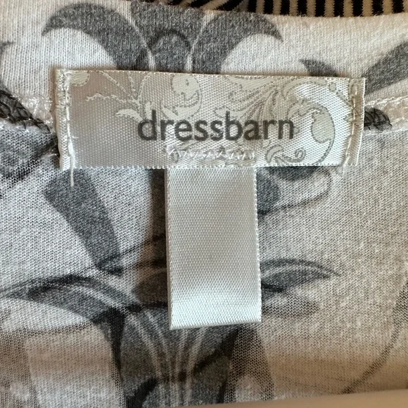 Dressbarn Vintage Black and White Ornate Short Sleeve Top - Picture 5 of 5